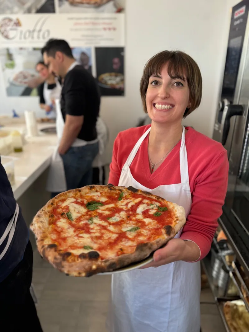 Corsista con la pizza appena sfornata