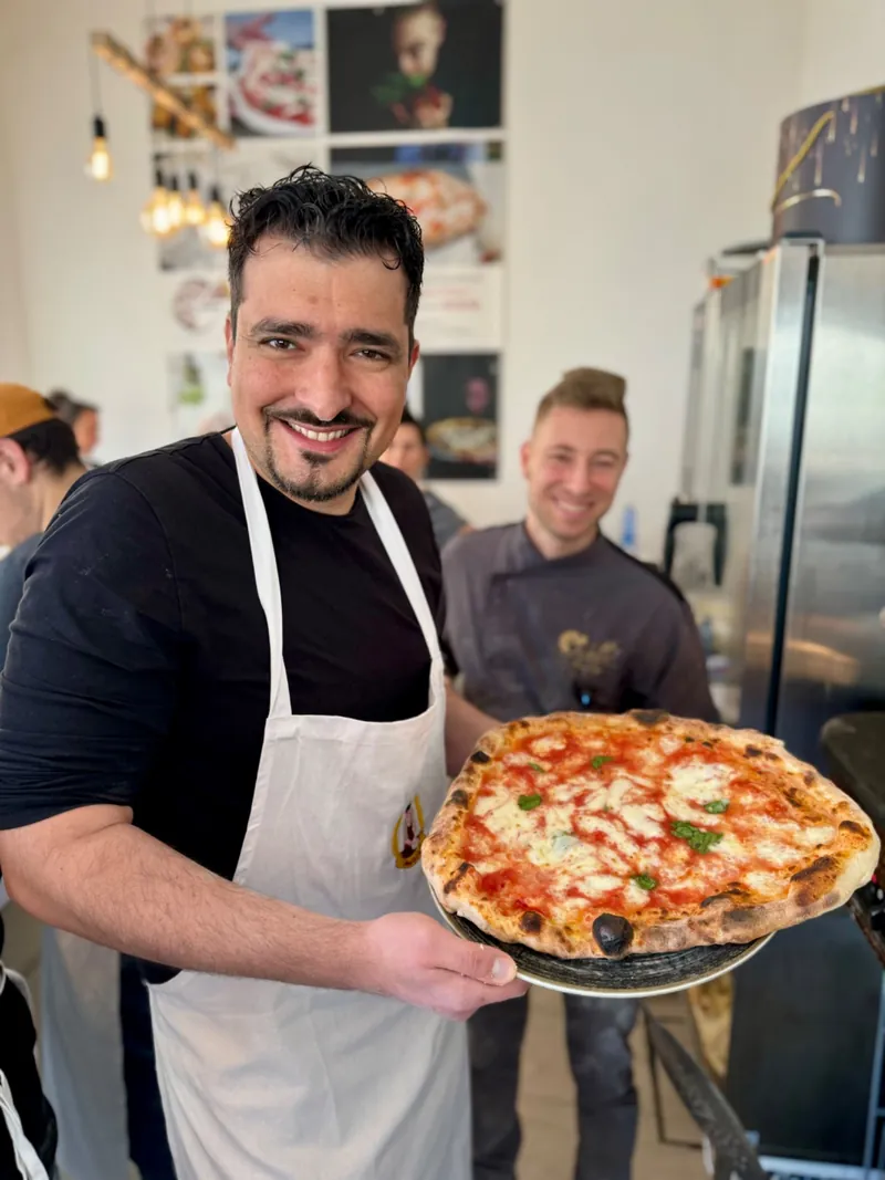 Corsista con la pizza napoletana appena sfornata
