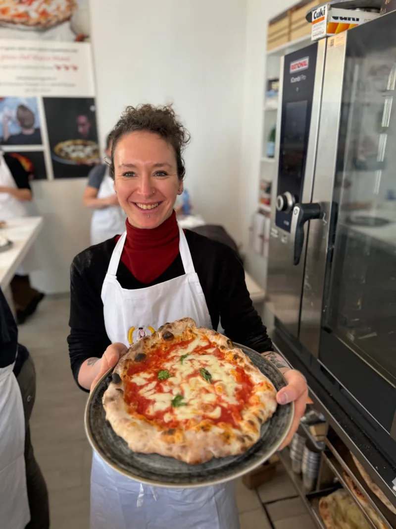 Corsista con la pizza napoletana