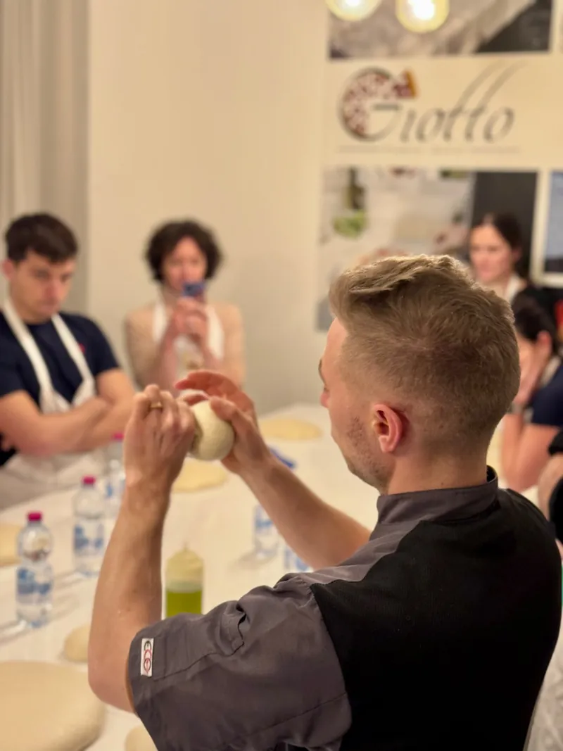 Marco Manzi segue un allievo durante la pratica